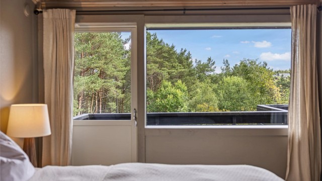 Fra dette soverommet er det også utgang til den nordøstvendte balkongen.