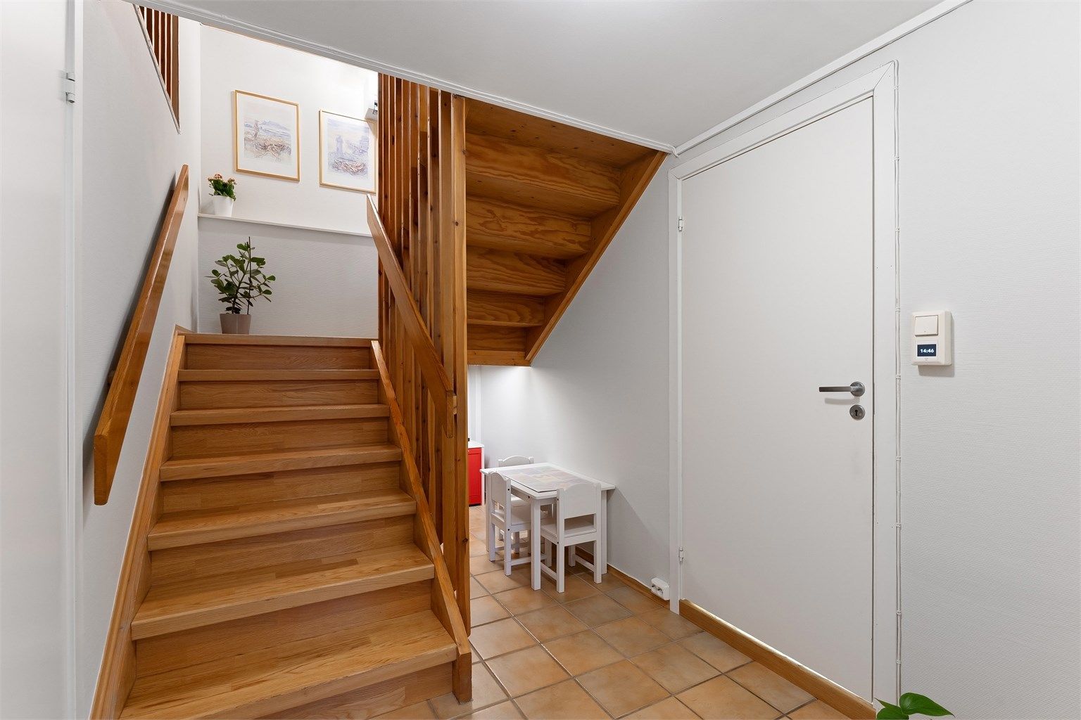 Trappen ned til kjelleretasjen.