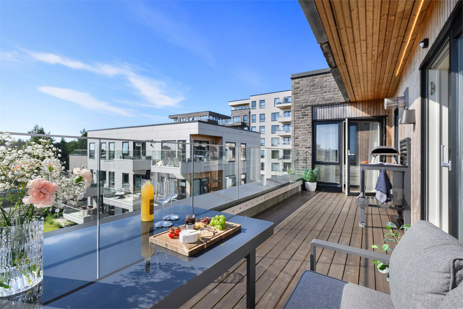 Sjekk denne takterrassen da! Her kan du nyte sol til langt på kveld. 