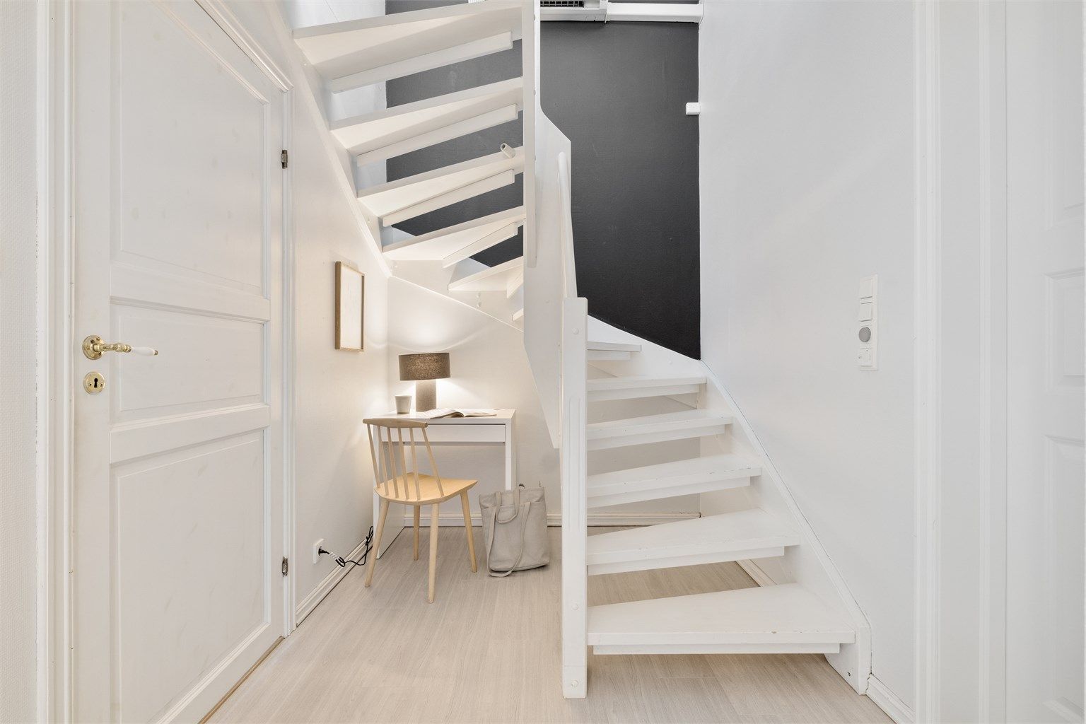 Plassen under trappen er utnyttet til en liten kontorkrok.