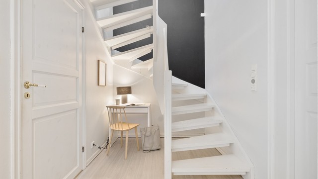 Plassen under trappen er utnyttet til en liten kontorkrok.