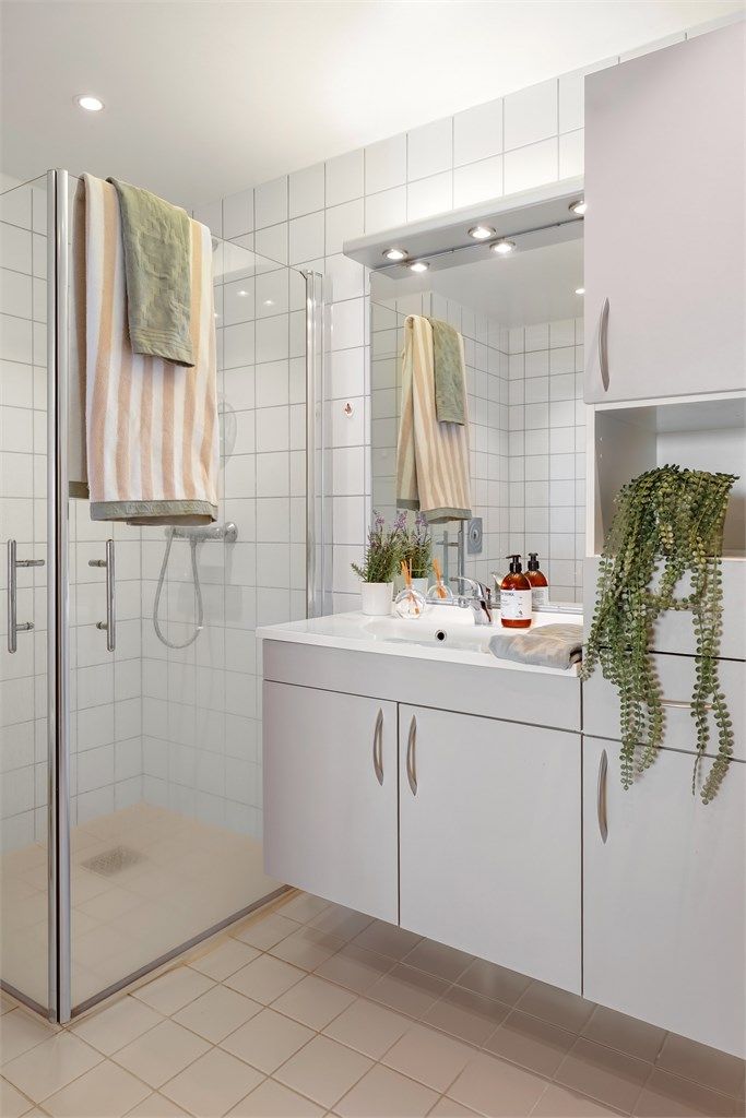 Det er opplegg for vaskemaskin på badet.