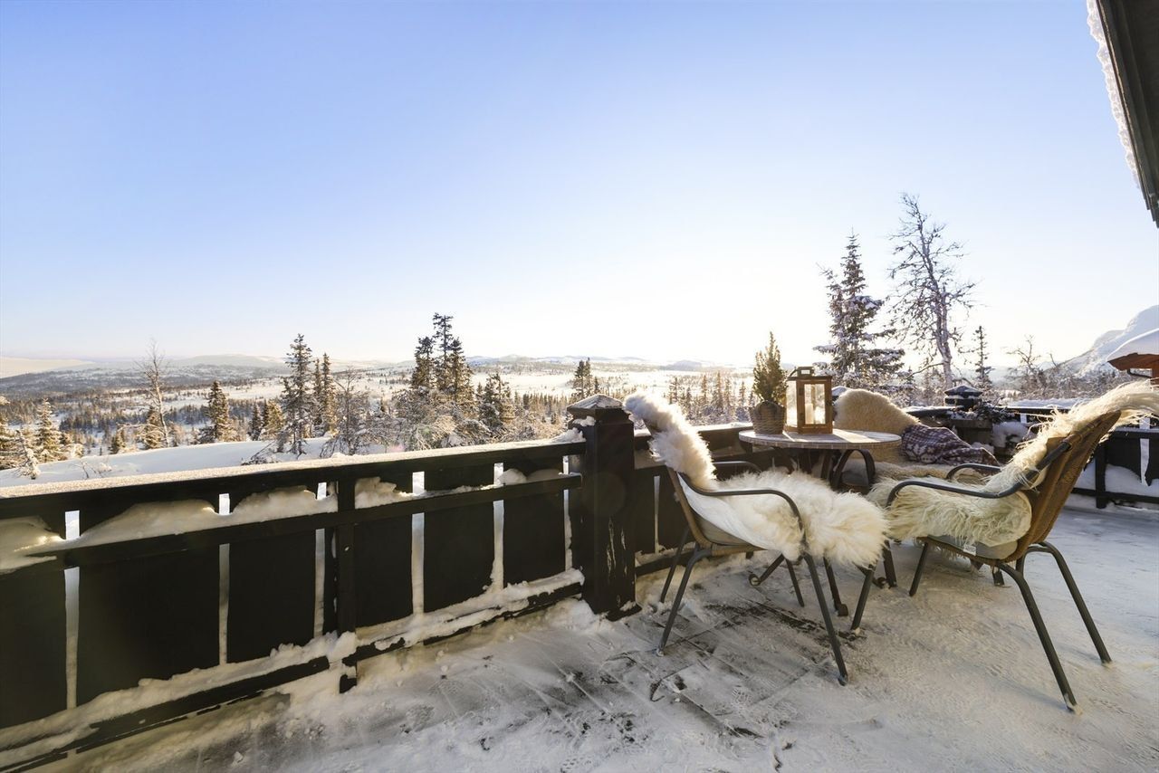 Den delvis overbygde terrassen på ca. 17 m² er et perfekt sted for morgenkaffen.