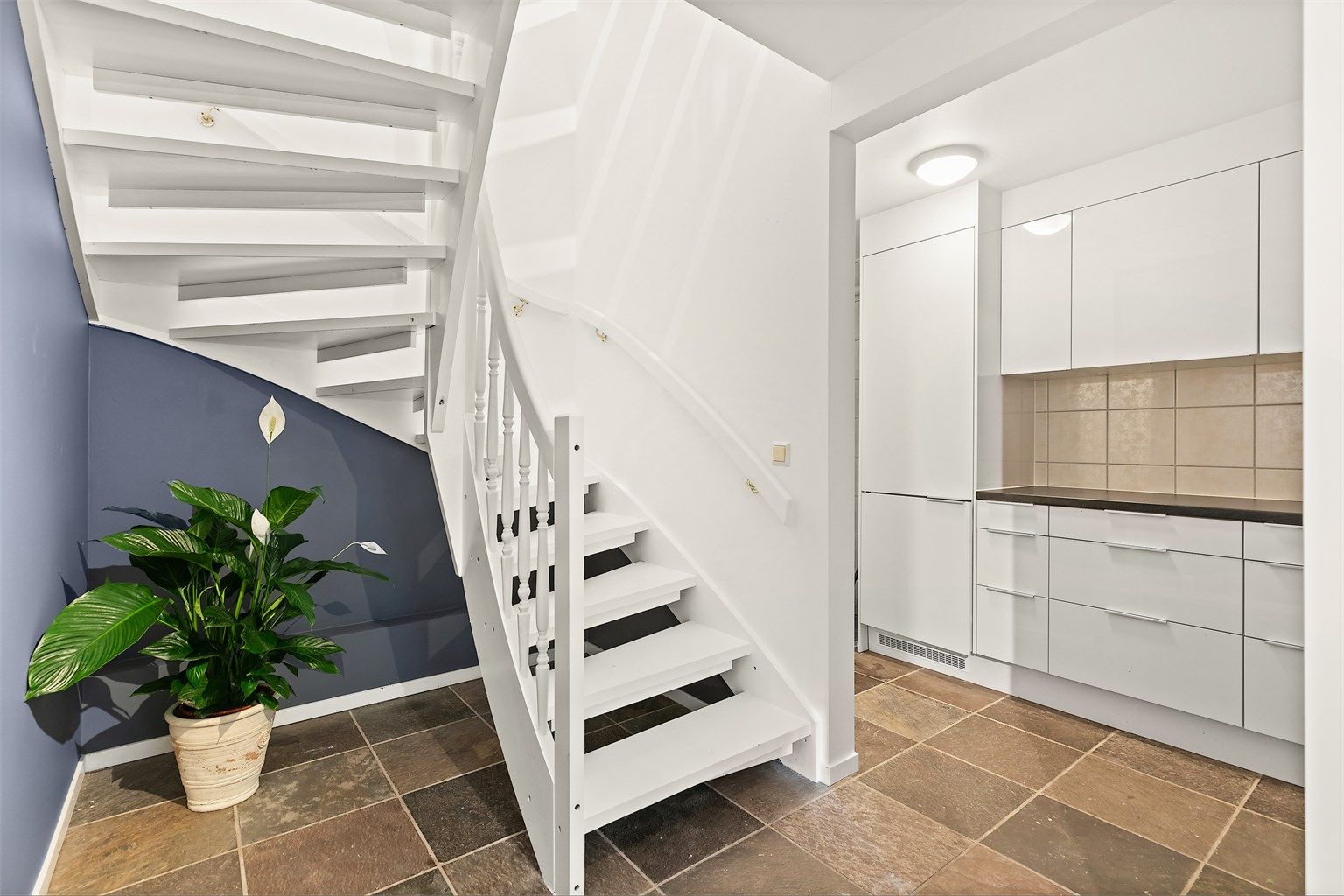 Fra trappegangen ligger boligens andre kjøkken. (bod er åpnet, der kjøkkenet er montert. Ikke bruksendret)