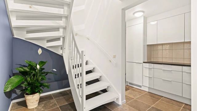 Fra trappegangen ligger boligens andre kjøkken. (bod er åpnet, der kjøkkenet er montert. Ikke bruksendret)