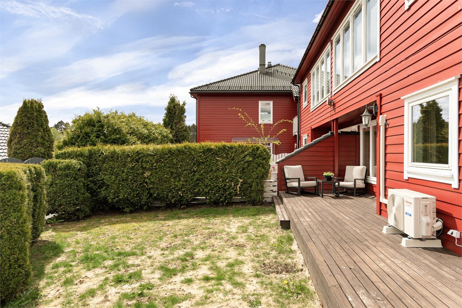 - Stort inngjerdet uteområde, perfekt sted å nyte sol og sommer -