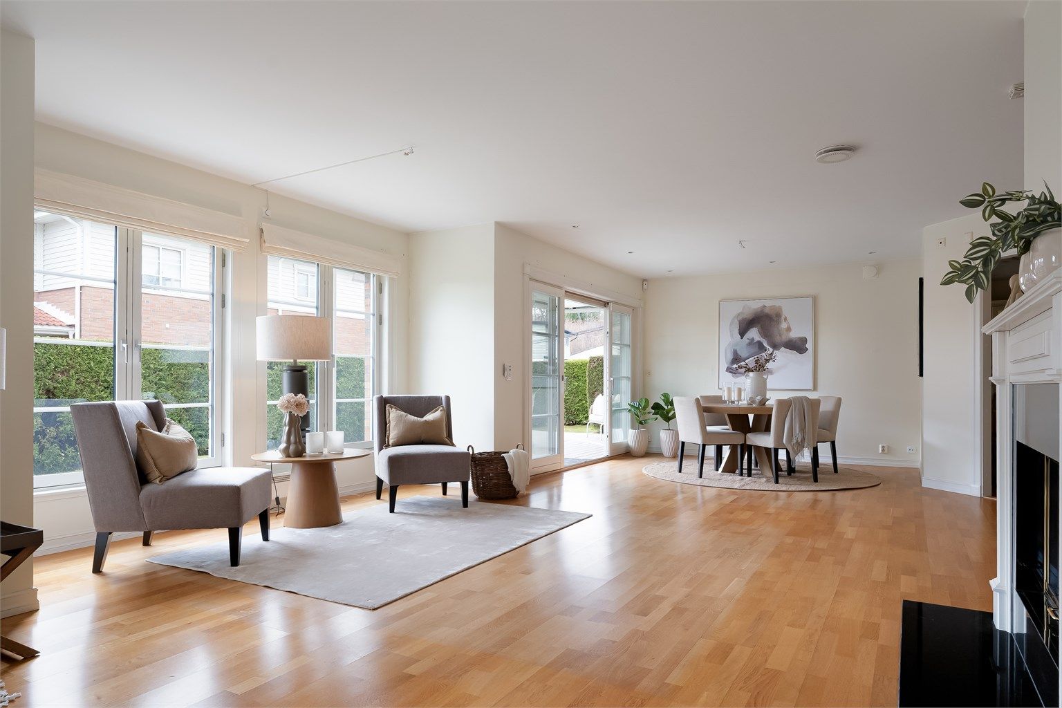 Stuen har god takhøyde og store vindusflater slipper inn rikelig med lys og skaper en lys og luftig atmosfære.