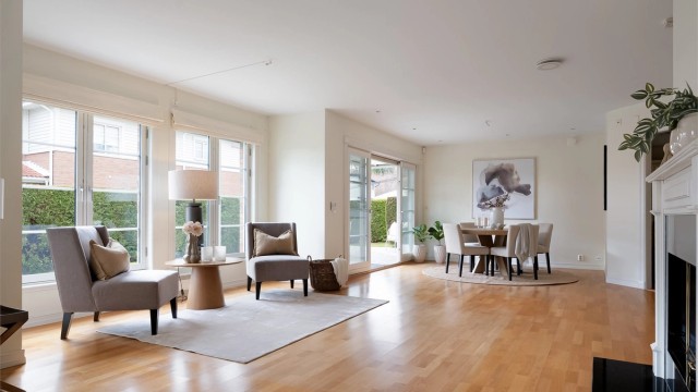 Stuen har god takhøyde og store vindusflater slipper inn rikelig med lys og skaper en lys og luftig atmosfære.