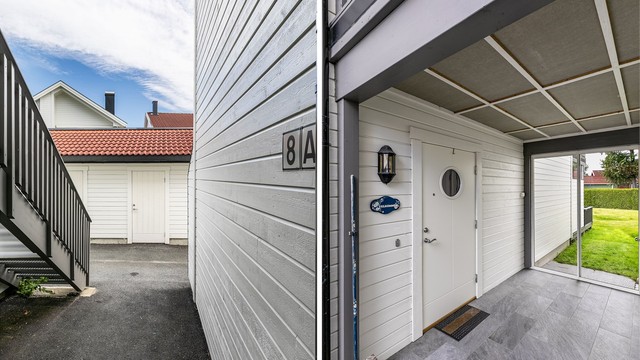 Inngangspartiet er skjermet av overbygg og glassvegg med skyvedør mot hagen.