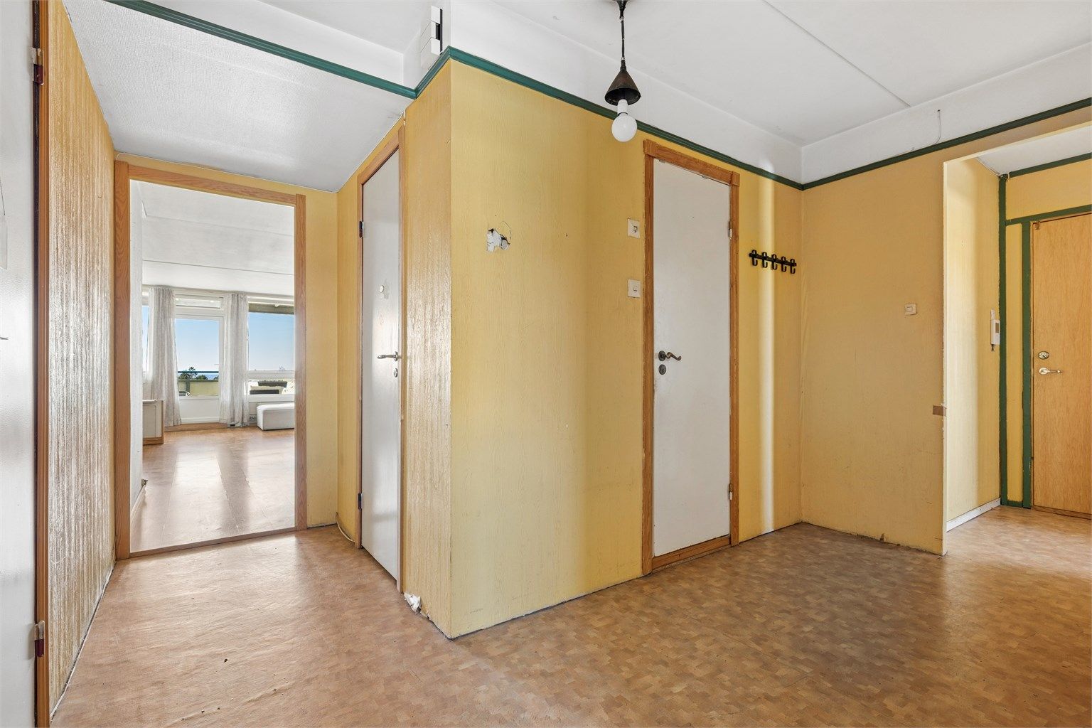 Entreen ønsker deg velkommen inn, med enkel tilgang til leilighetens øvrige rom.