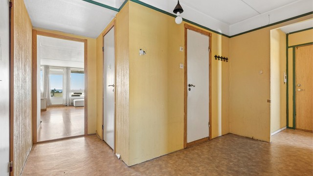 Entreen ønsker deg velkommen inn, med enkel tilgang til leilighetens øvrige rom.