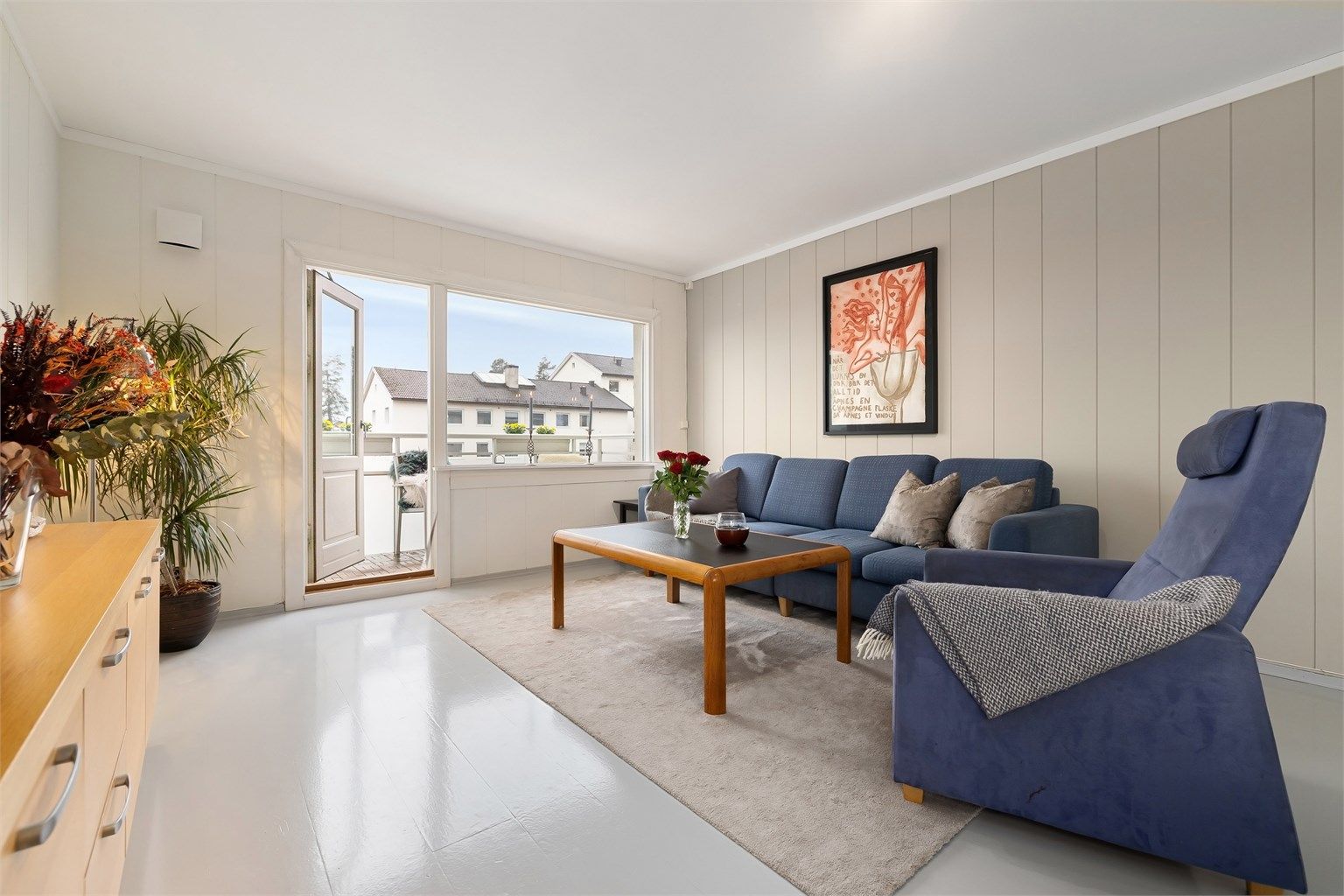 Fra stuen er det utgang til sydvestvendt balkong på 4 kvm, med sol fra ca. 11-21 på sommerstid.