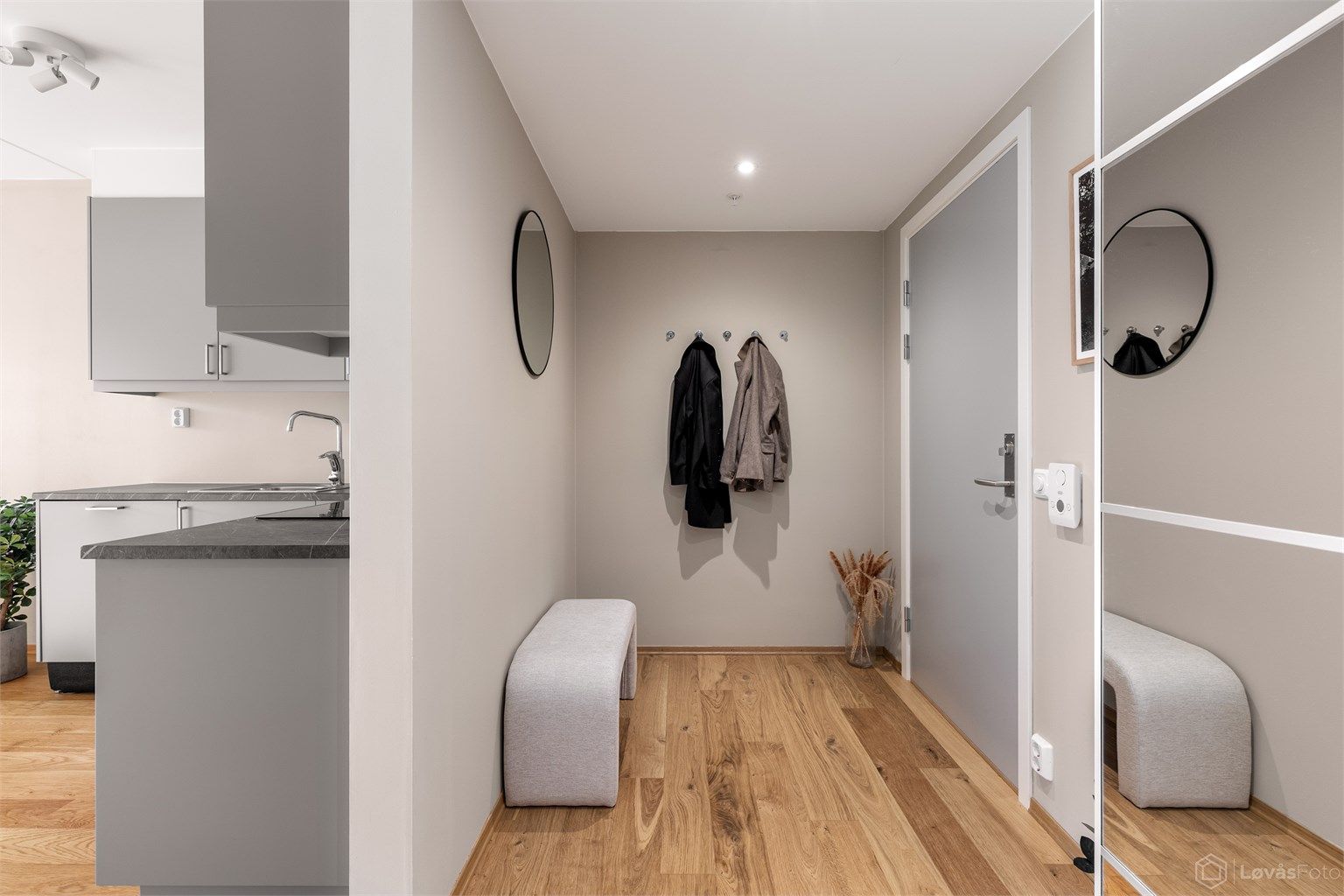 Entré med parkett på gulv, nedsenket himling og downlights.