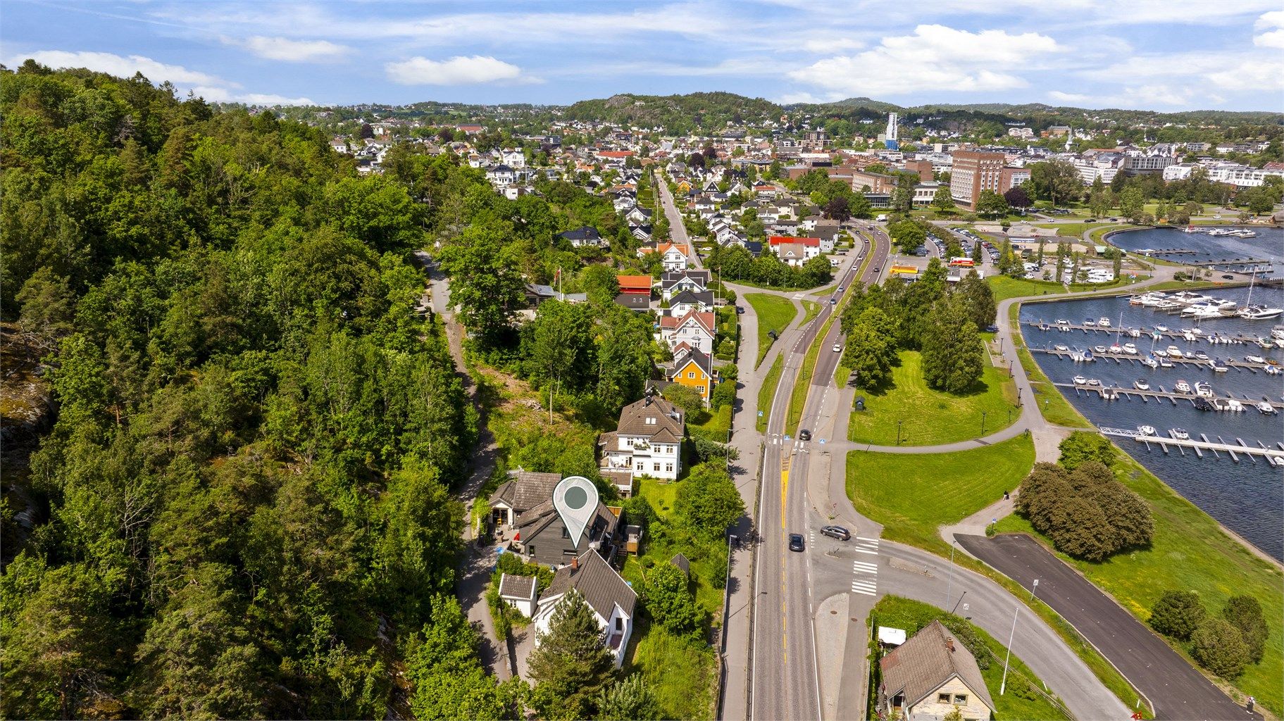 Fra eiendommen er det gangavstand til sentrum og servicetilbud.