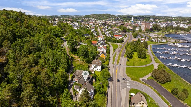Fra eiendommen er det gangavstand til sentrum og servicetilbud.