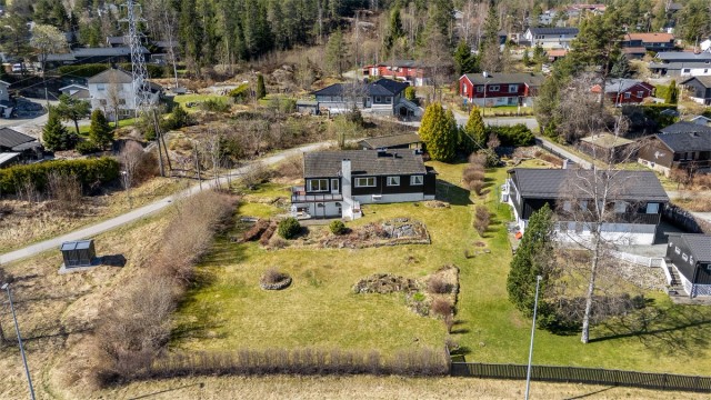 Eiendommen ligger i et etablert og barnevennlig område med gangavstand til skoler, barnehager og offentlig kommunikasjon.