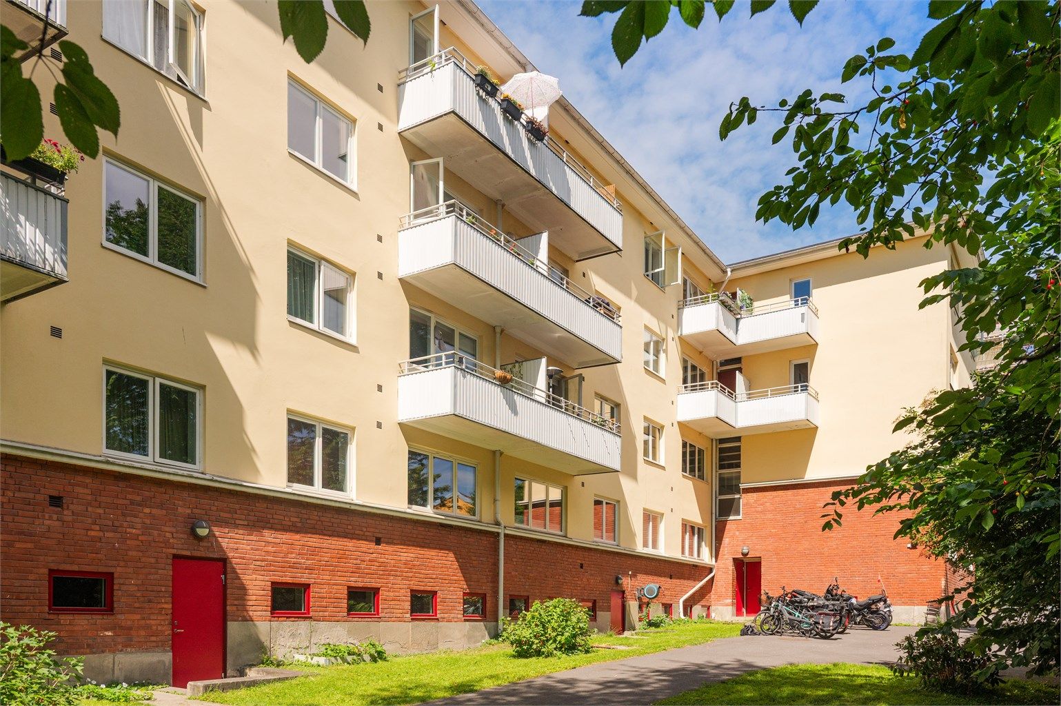 Fasade fra bakgården. 
