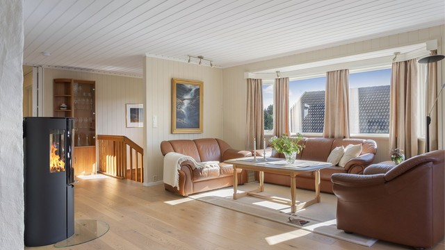 Resten av stuen har god plass til sofagruppe rundt den sentralt plasserte peisovnen fra 2019.