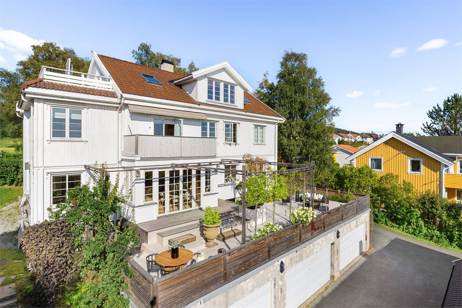 Horisontaldelt halvpart av tomannsbolig , her får du klassisk sjarm i moderne rammer