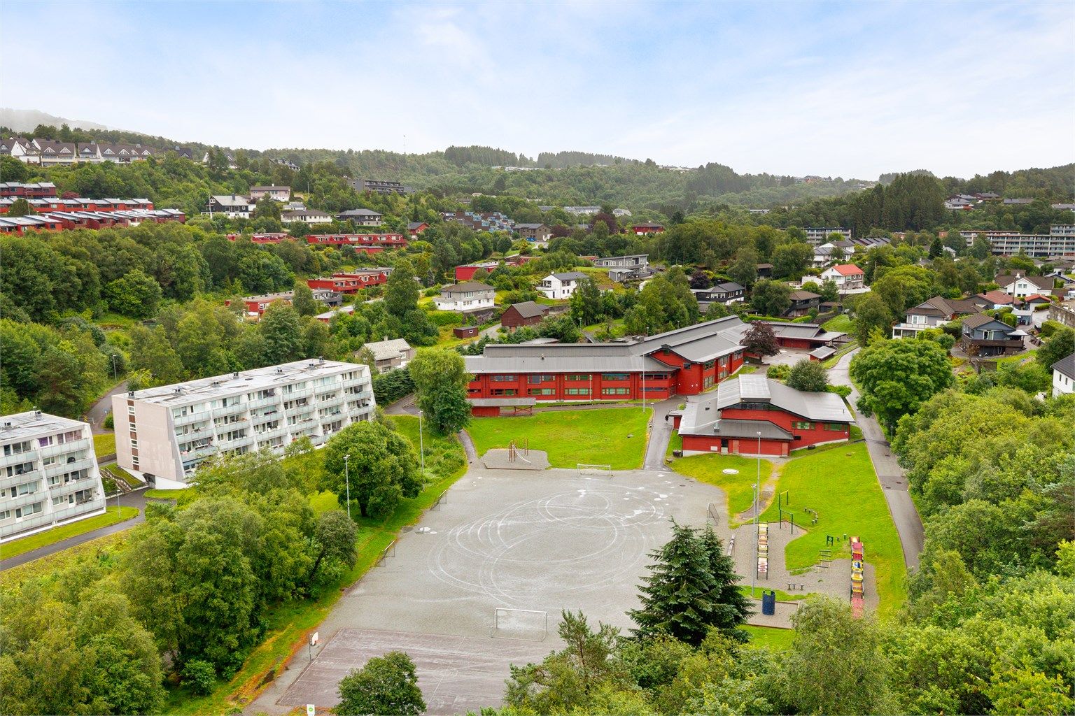 Fra boligen er det få minutters gange til Kiwi Nyborg, bussholdeplass og treningssenter. Thon Senter Åsane, Gullgruven, Horisont, IKEA m.m. er en kort kjøretur unna.