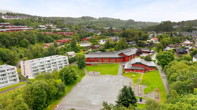 Fra boligen er det få minutters gange til Kiwi Nyborg, bussholdeplass og treningssenter. Thon Senter Åsane, Gullgruven, Horisont, IKEA m.m. er en kort kjøretur unna.