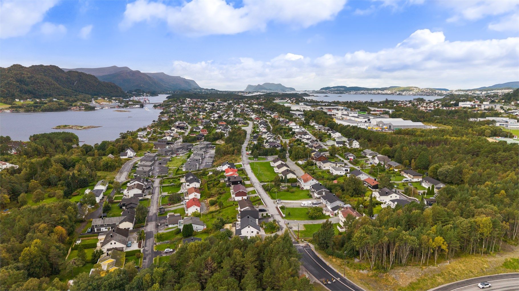Dronebilde av boligområde tatt fra øst mot vest