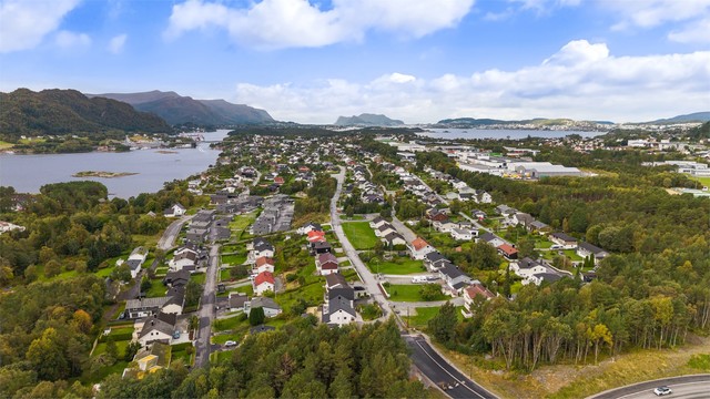 Dronebilde av boligområde tatt fra øst mot vest