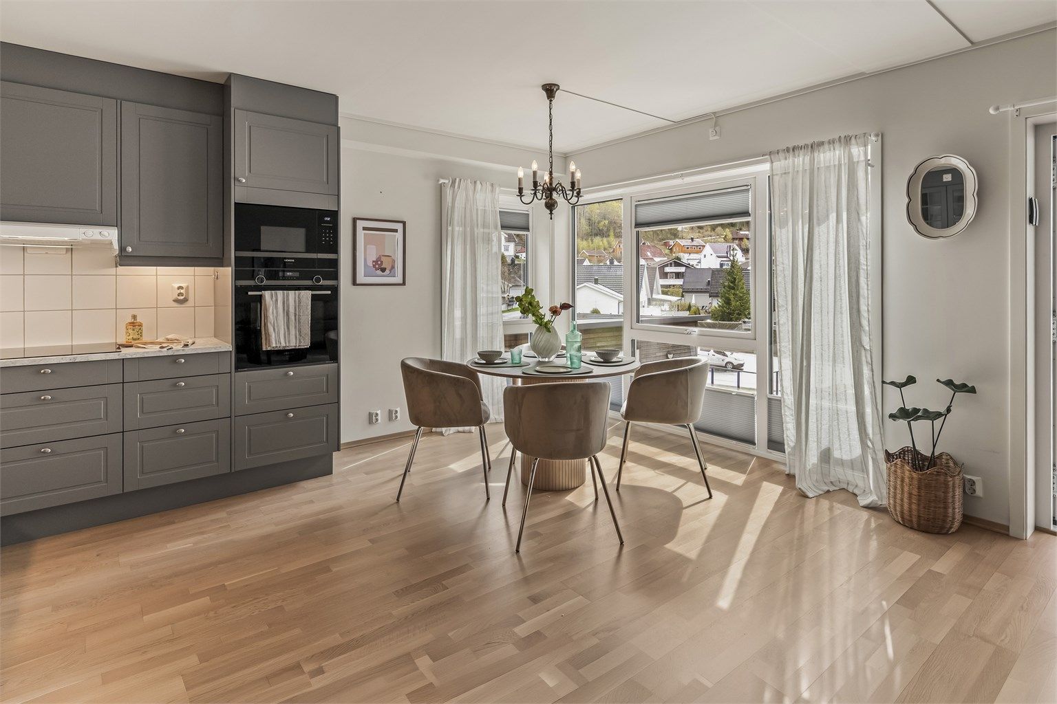 Integrerte hvitevarer medfølger.