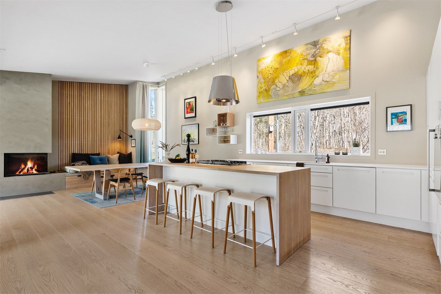 Den åpne løsningen mellom stue, spisestue og kjøkken skaper en sosial atmosfære når man er med venner og familie.