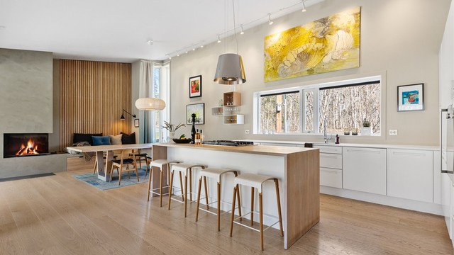 Den åpne løsningen mellom stue, spisestue og kjøkken skaper en sosial atmosfære når man er med venner og familie.