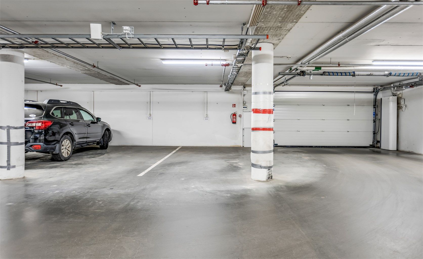 Boligen disponerer en parkeringsplass i oppvarmet garasjeanlegg. 