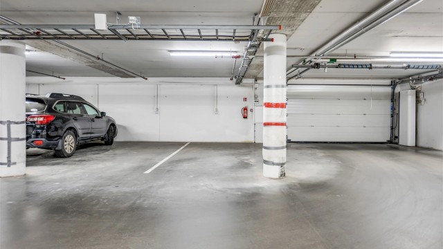 Boligen disponerer en parkeringsplass i oppvarmet garasjeanlegg.