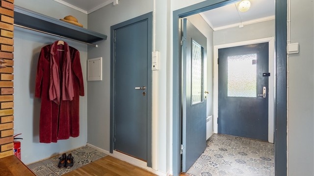 Entre med oppvarming via panelovn og gang med plass til å henge fra seg yttertøy