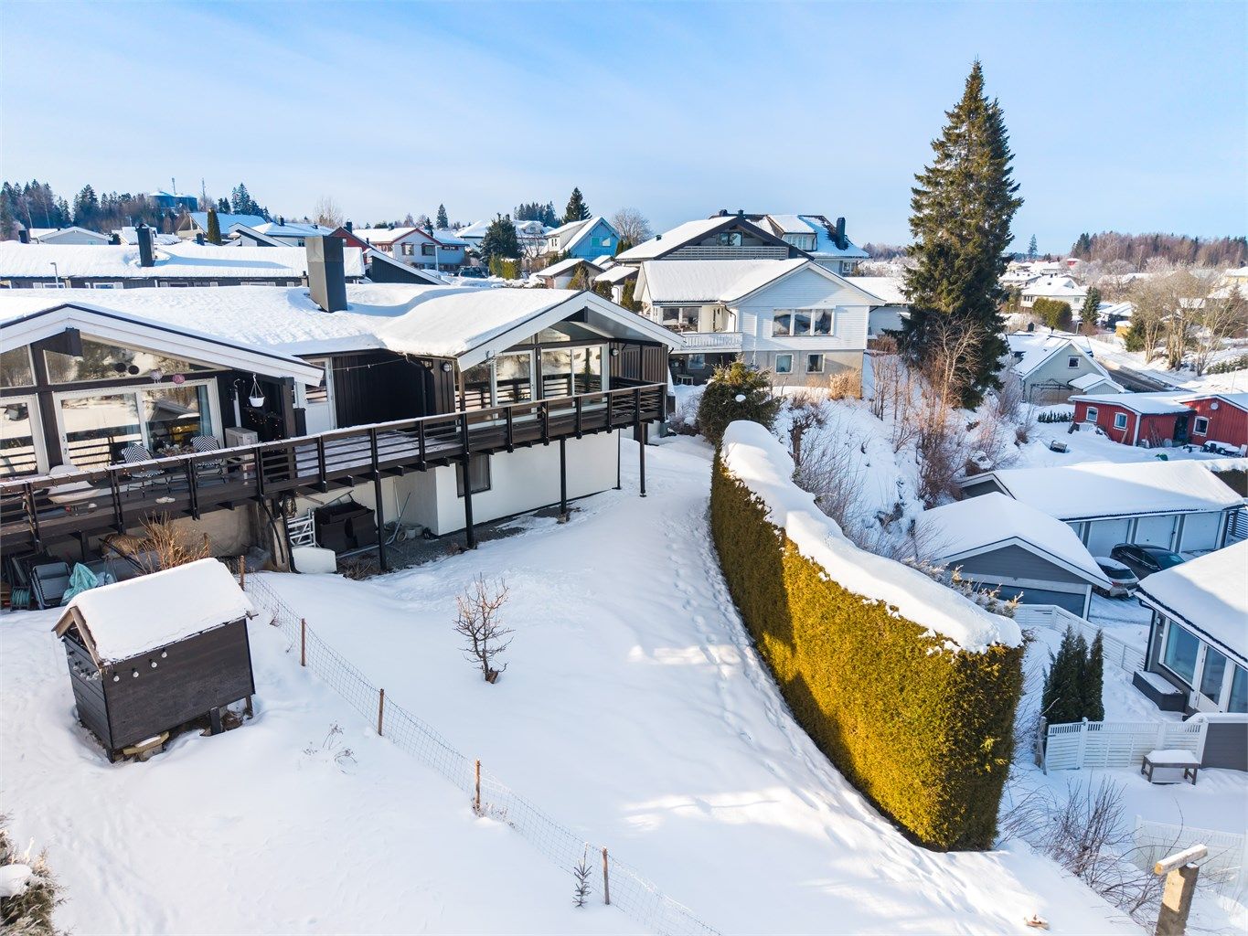 En innholdsrik enebolig med en flott beliggenhet og vidstrakt utsikt.