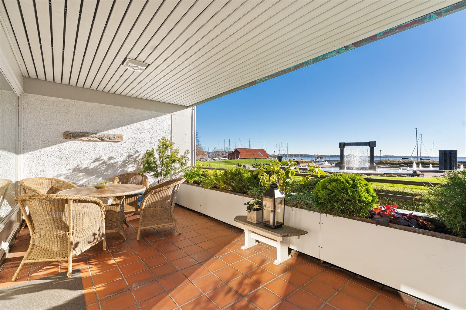 Utsikt over strandpromenaden og det vakre kystlandskapet