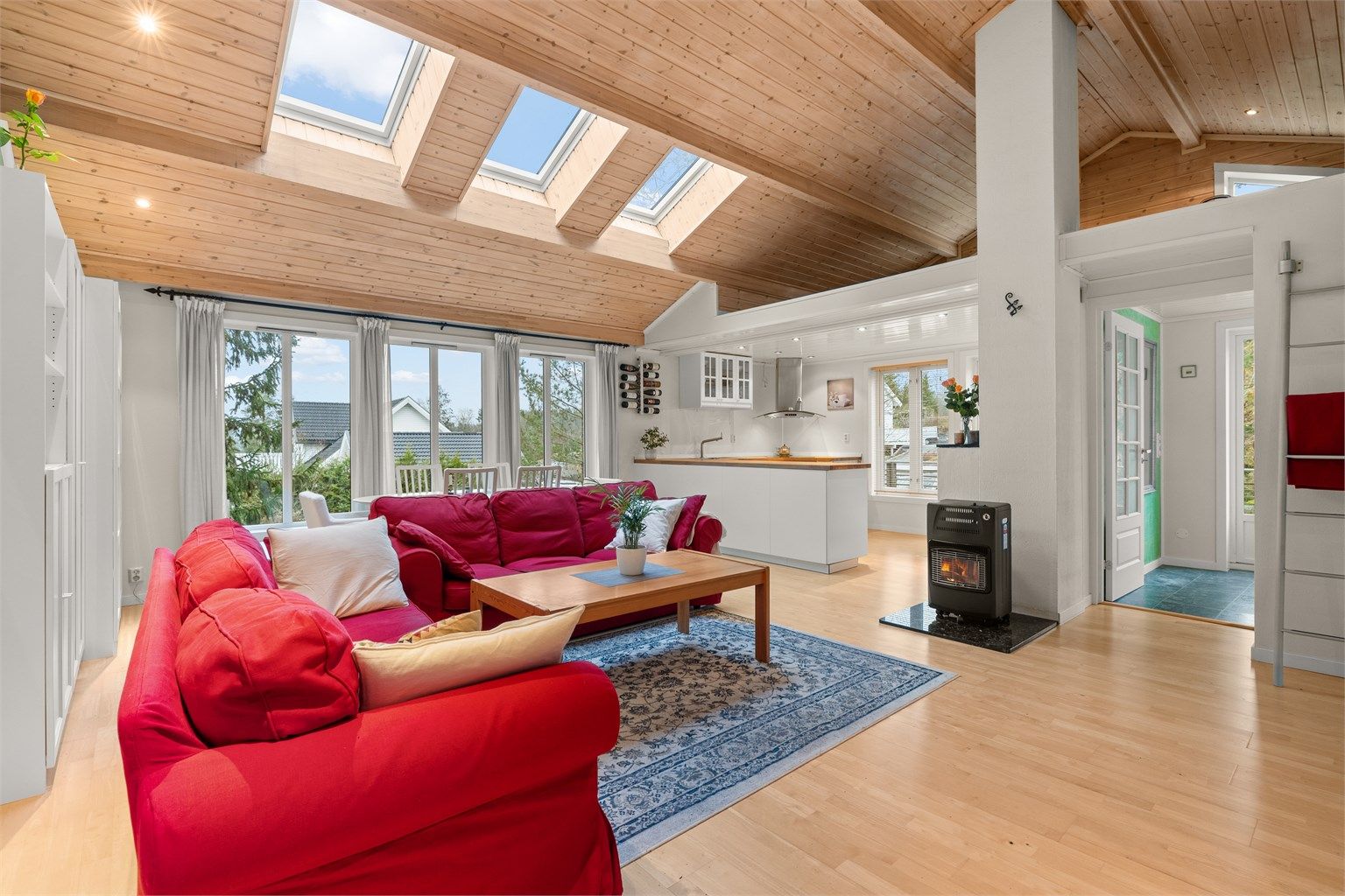 Stuen er boligens hjerte – et lyst og luftig oppholdsrom med store vindusflater mot verandaen som slipper inn rikelig med dagslys.