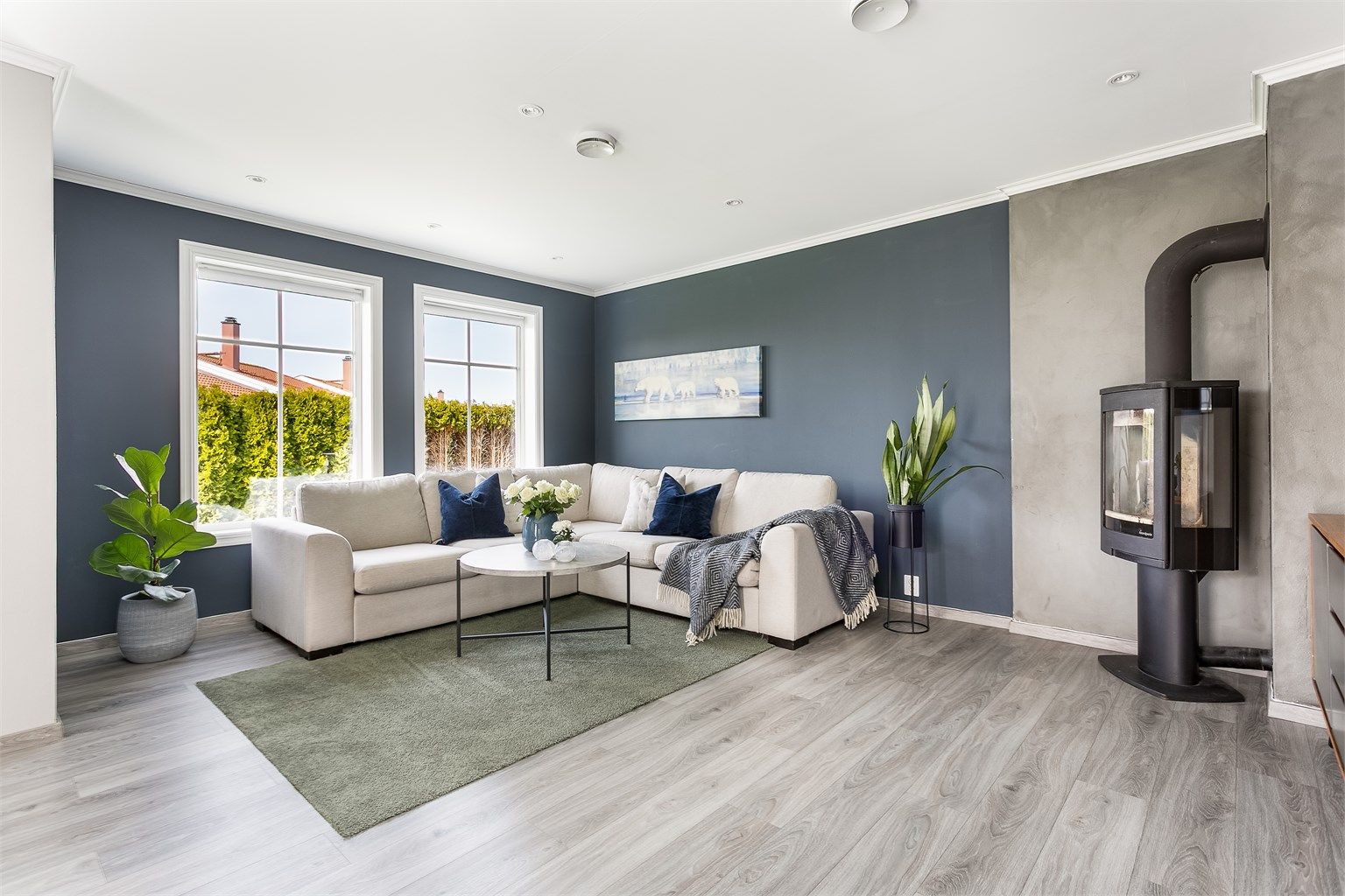 Håkons vei 4 presenteres av Krogsveen.
De fleste innfelte spotter er skiftet ut i senere år, drivere inkludert. Gulvene i stue og på kjøkken ble skiftet i 2019. Overflatene er også malt i nyere tid.