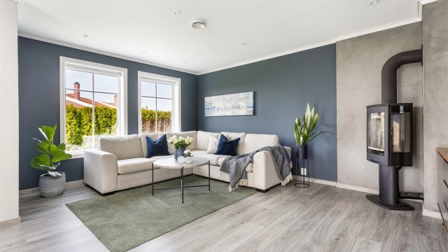 Håkons vei 4 presenteres av Krogsveen.
De fleste innfelte spotter er skiftet ut i senere år, drivere inkludert. Gulvene i stue og på kjøkken ble skiftet i 2019. Overflatene er også malt i nyere tid.