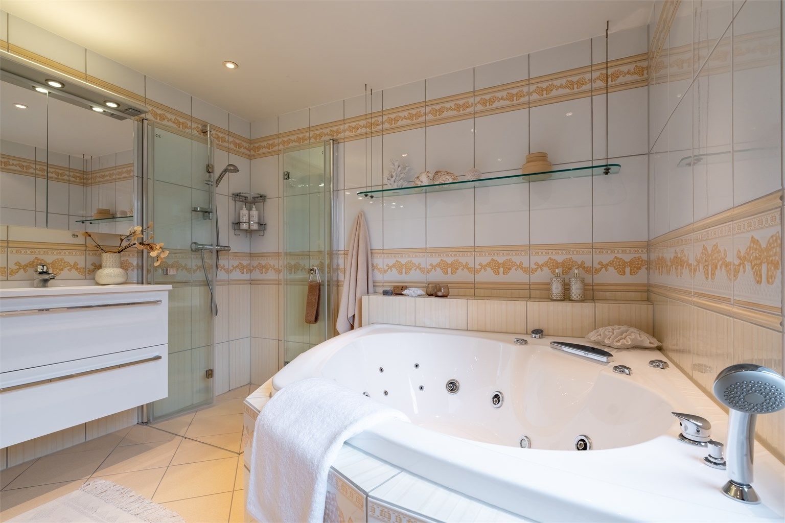 Videre er det vegghengt toalett og skap/skuffer til ekstra oppbevaring.