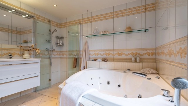 Videre er det vegghengt toalett og skap/skuffer til ekstra oppbevaring.