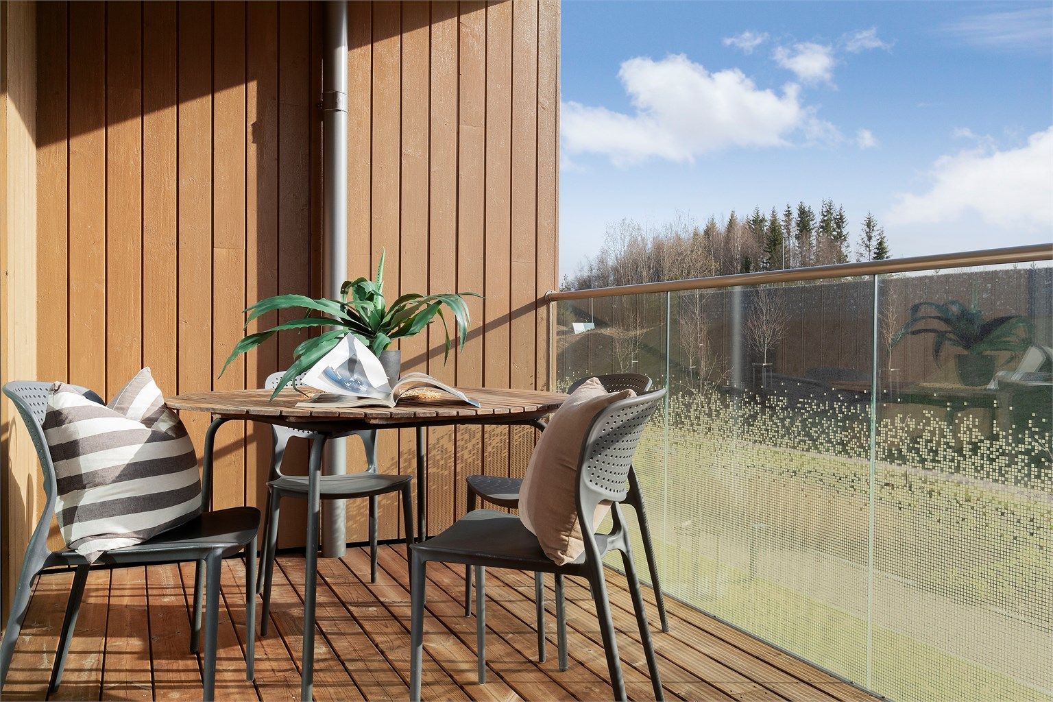 Balkongen er utstyrt med utebelysning og utvendig stikkontakt.