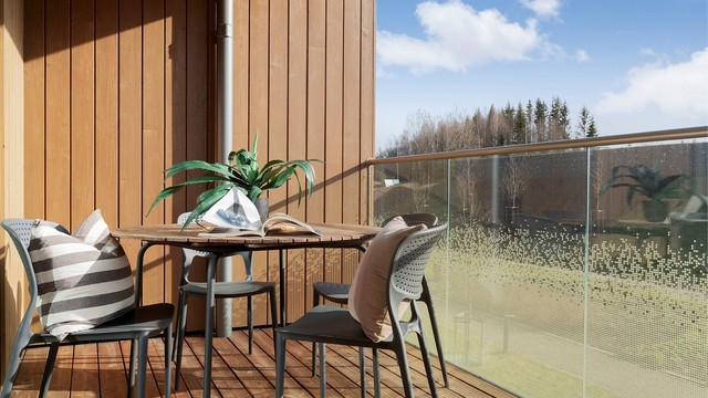 Balkongen er utstyrt med utebelysning og utvendig stikkontakt.