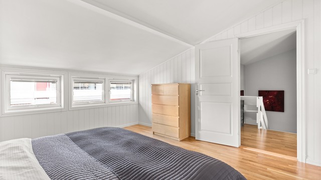 Skråtaket gir rommet karakter.