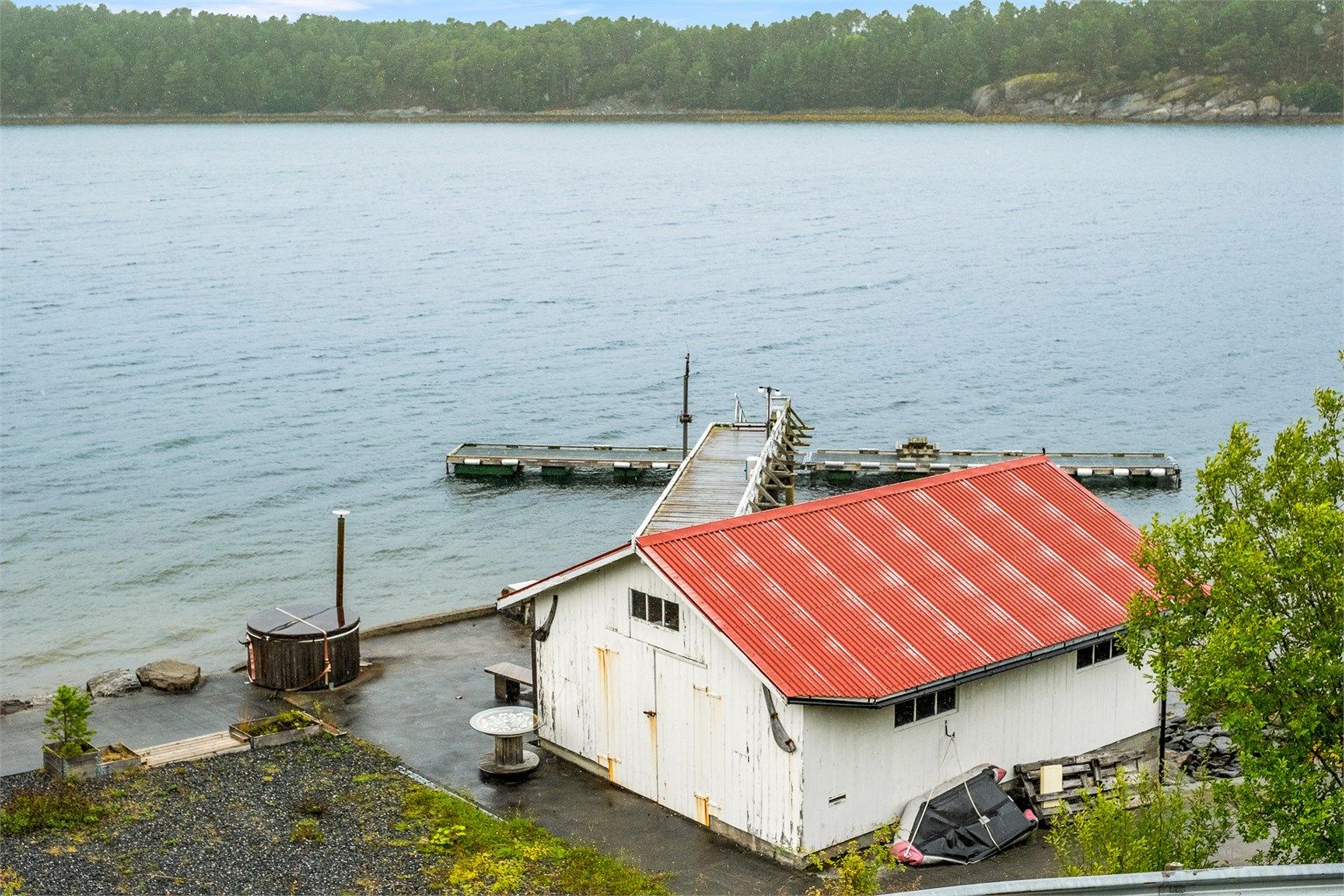 Eiendommen har et særdeles attraktivt sjøområde med naust, bryggeanlegg og egen flytebrygge – perfekt for deg som ønsker et aktivt liv ved sjøen.