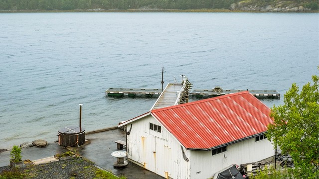 Eiendommen har et særdeles attraktivt sjøområde med naust, bryggeanlegg og egen flytebrygge – perfekt for deg som ønsker et aktivt liv ved sjøen.