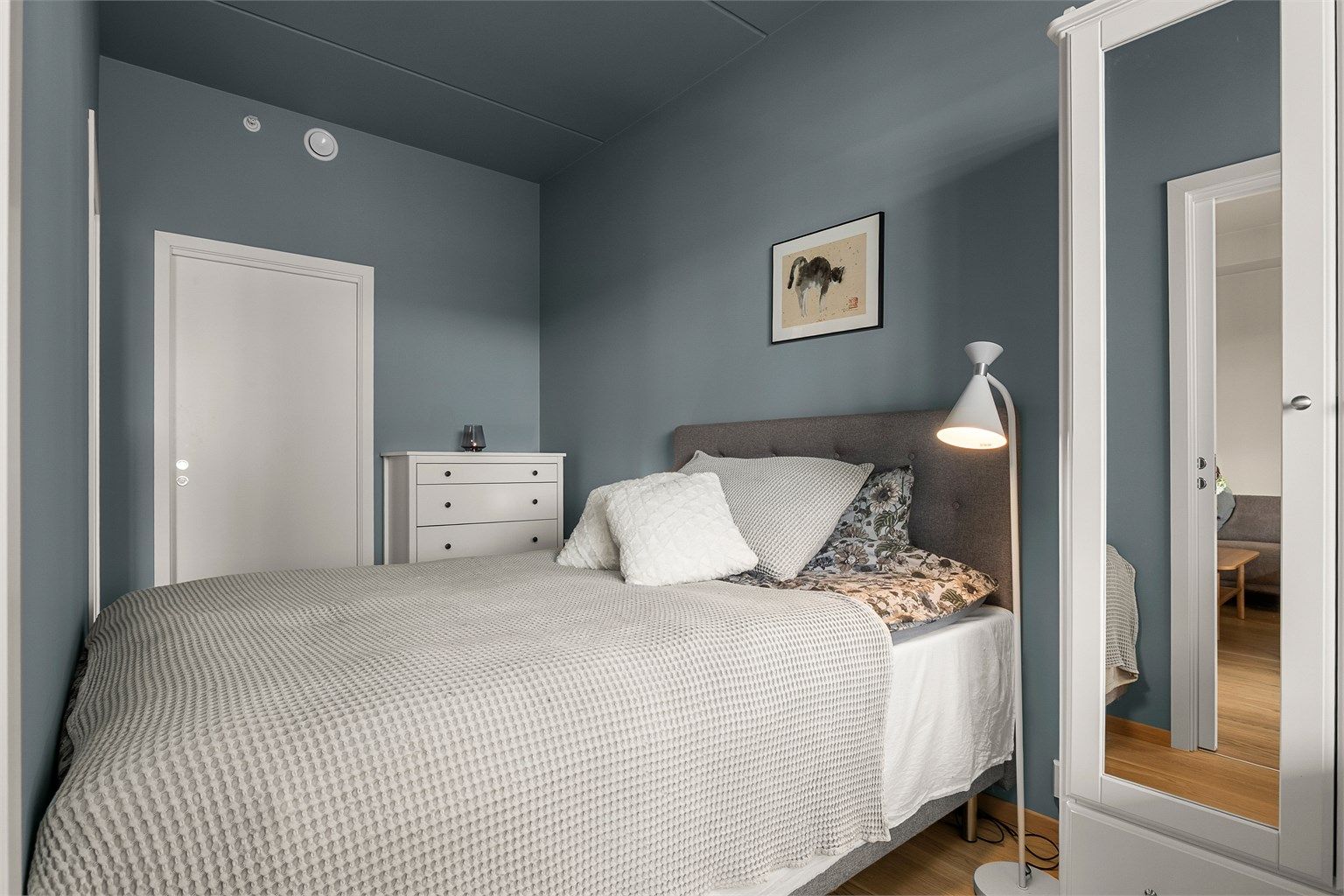 Soverommet har også en praktisk walk-in garderobe på 3 kvm i tilknytning. 