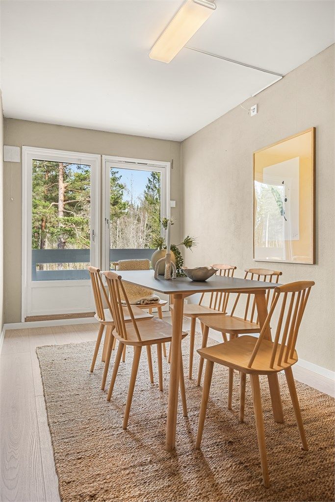 Spiseplassen har utgang til den østvendte balkongen.