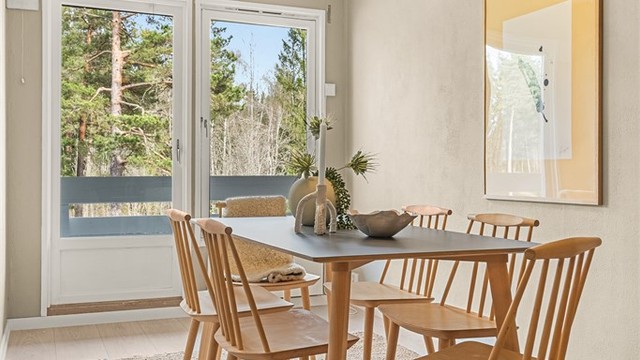 Spiseplassen har utgang til den østvendte balkongen.