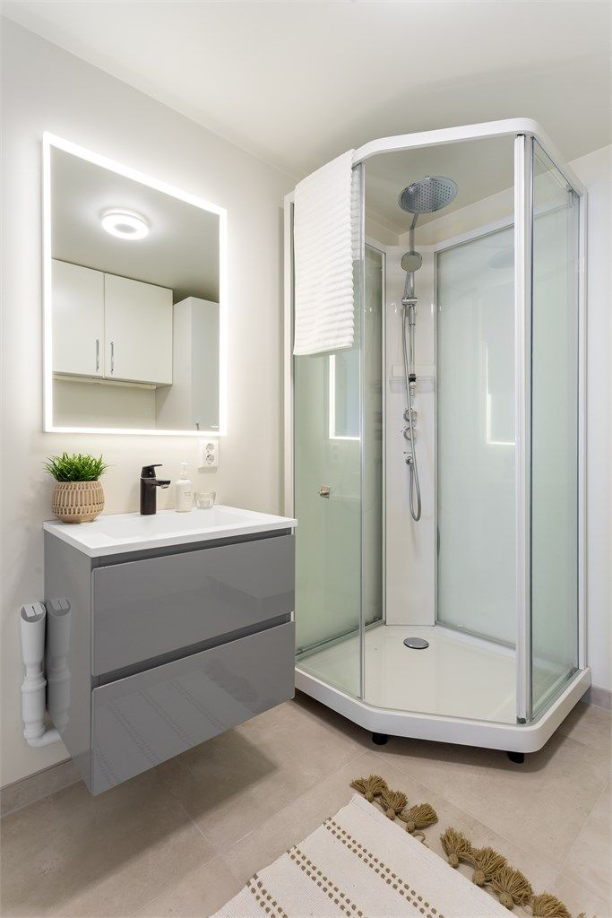  Vegghengt servantinnredning og speil med sidelys (ubrukt). Dusjkabinett er forholdsvis nytt og lite brukt. Rommet har opplegg for vaskemaskin.