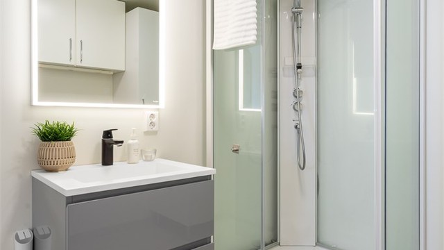 Vegghengt servantinnredning og speil med sidelys (ubrukt). Dusjkabinett er forholdsvis nytt og lite brukt. Rommet har opplegg for vaskemaskin.